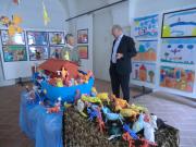 Il Sindaco all'inaugurazione della mostra degli elaborati dei bambini